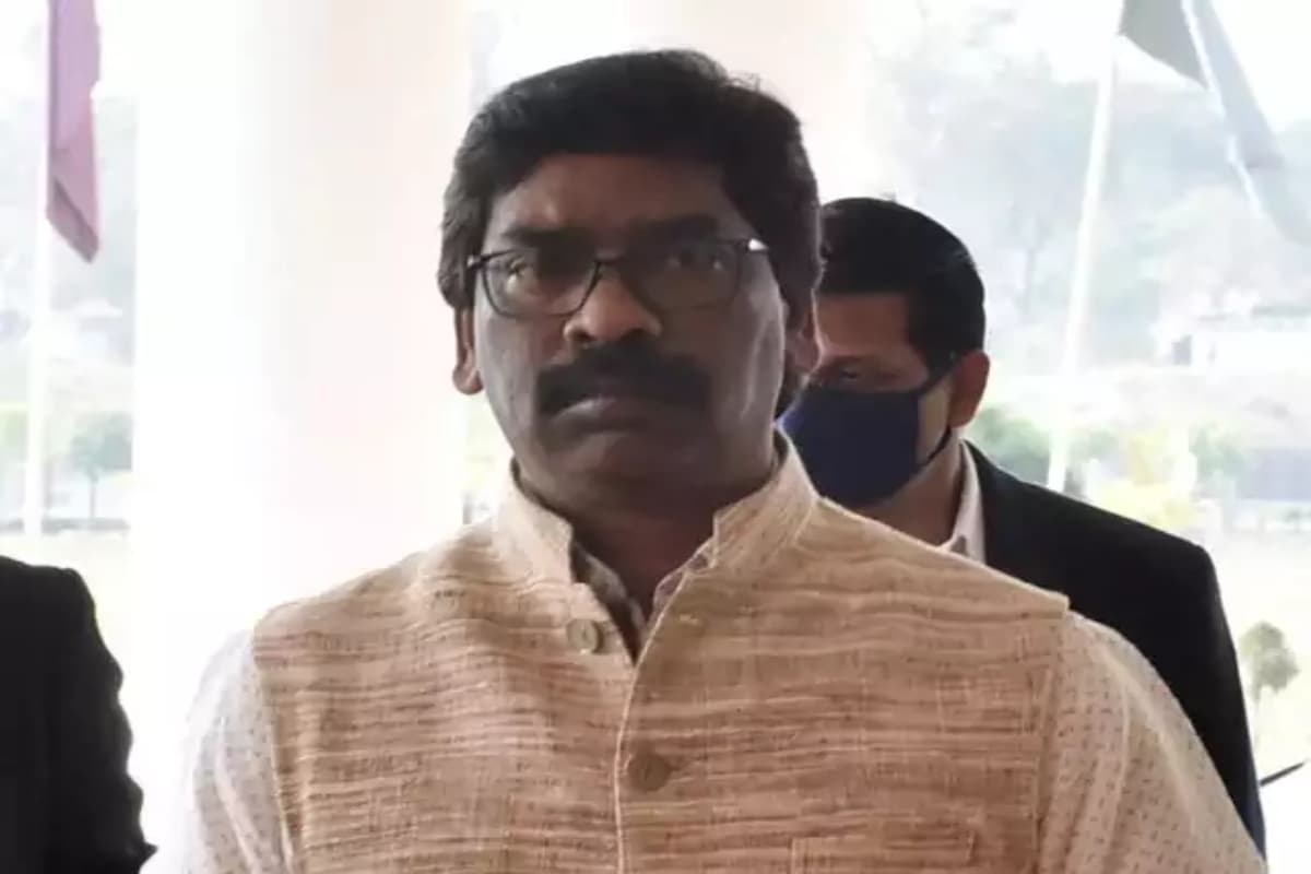 चाचा के श्राद्धकर्म शामिल होने पहुंचे हेमंत सोरेन का दिखा अलग लुक, देखें तस्वीरें