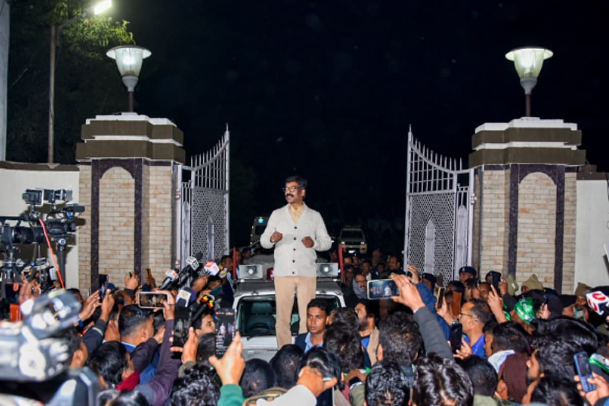 ईडी ने हेमंत सोरेन से पूछे ये सवाल, पूछताछ खत्म होने के बाद कार्यकर्ताओं से बोले सीएम : न डरेंगे और न झुकेंगे ईडी ने हेमंत सोरेन से पूछे ये सवाल, पूछताछ खत्म होने के बाद कार्यकर्ताओं से बोले सीएम : न डरेंगे और न झुकेंगे