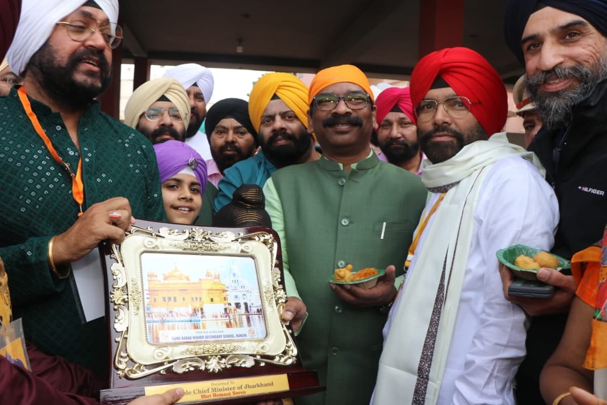 झारखंड: सीएम हेमंत सोरेन ने प्रकाश उत्सव पर रांची में गुरुग्रंथ साहिब के समक्ष टेका माथा, की ये कामना