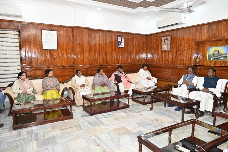 ईडी की दबिश के बाद पहली बार रांची में दिखे सीएम हेमंत सोरेन, विधायकों की बैठक में कल्पना सोरेन भी मौजूद