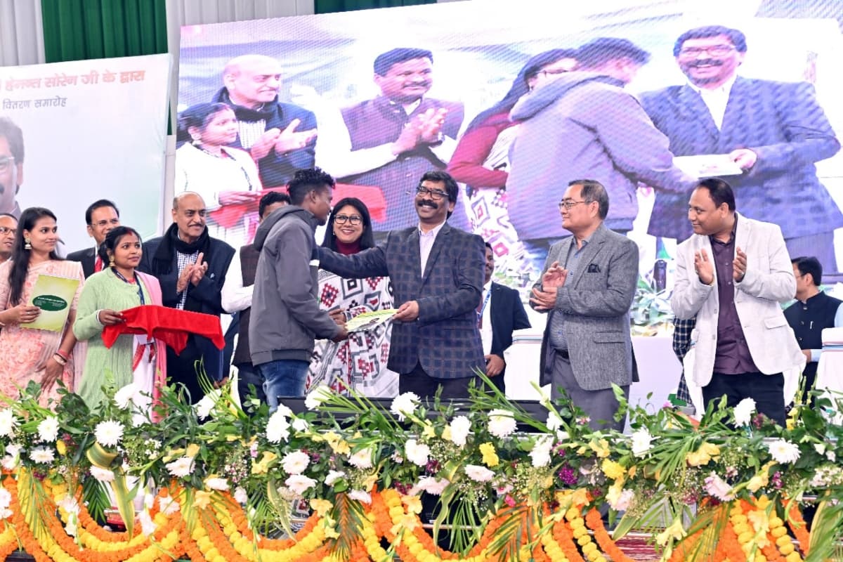 झारखंड: 2500 हुनरमंद युवाओं को ऑफर लेटर देकर बोले सीएम हेमंत सोरेन, 75 फीसदी स्थानीय लोगों को मिलने लगी नौकरी