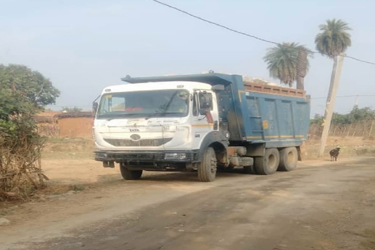 चतरा में ओवर लोड पत्थर लदा हाईवा का हो रहा है परिचालन, बड़ी दुर्घटना की आशंका