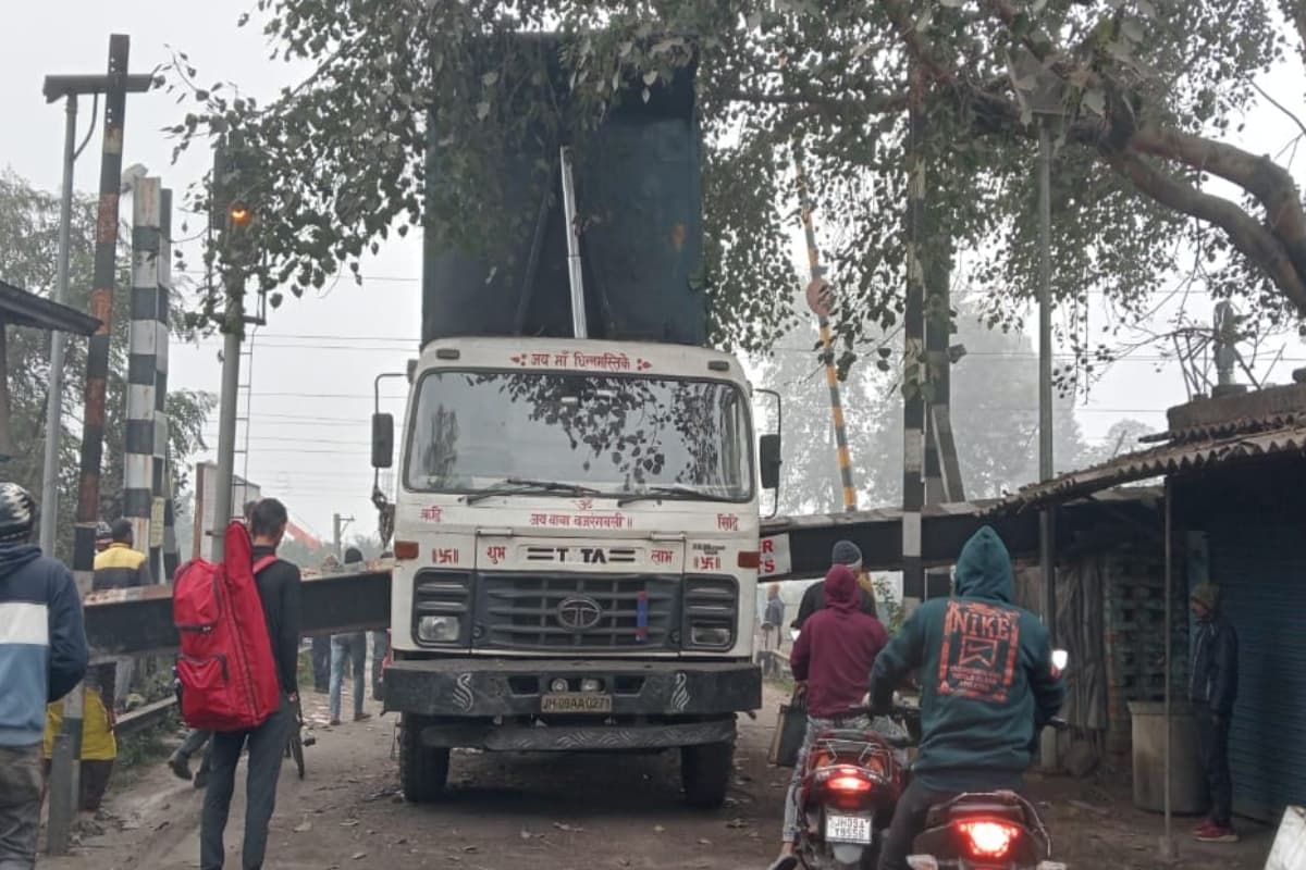 झारखंड में टला बड़ा हादसा, रेलवे का हाइट गेज गिरने से ट्रैफिक जाम, हाइवा ड्राइवर ने कर दी थी ये गलती
