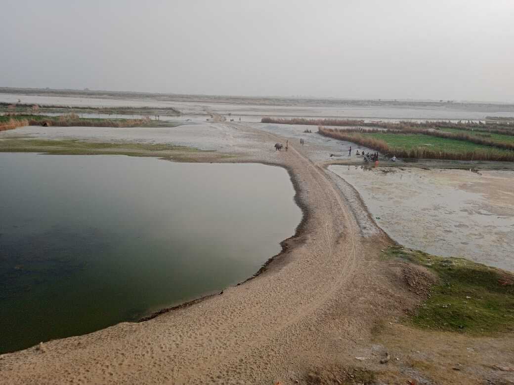 Prayagraj News: गंगा के बीच बनाई अवैध सड़क से हो रहा खनन, यहां रात के अंधेरे में चलता है माफिया राज