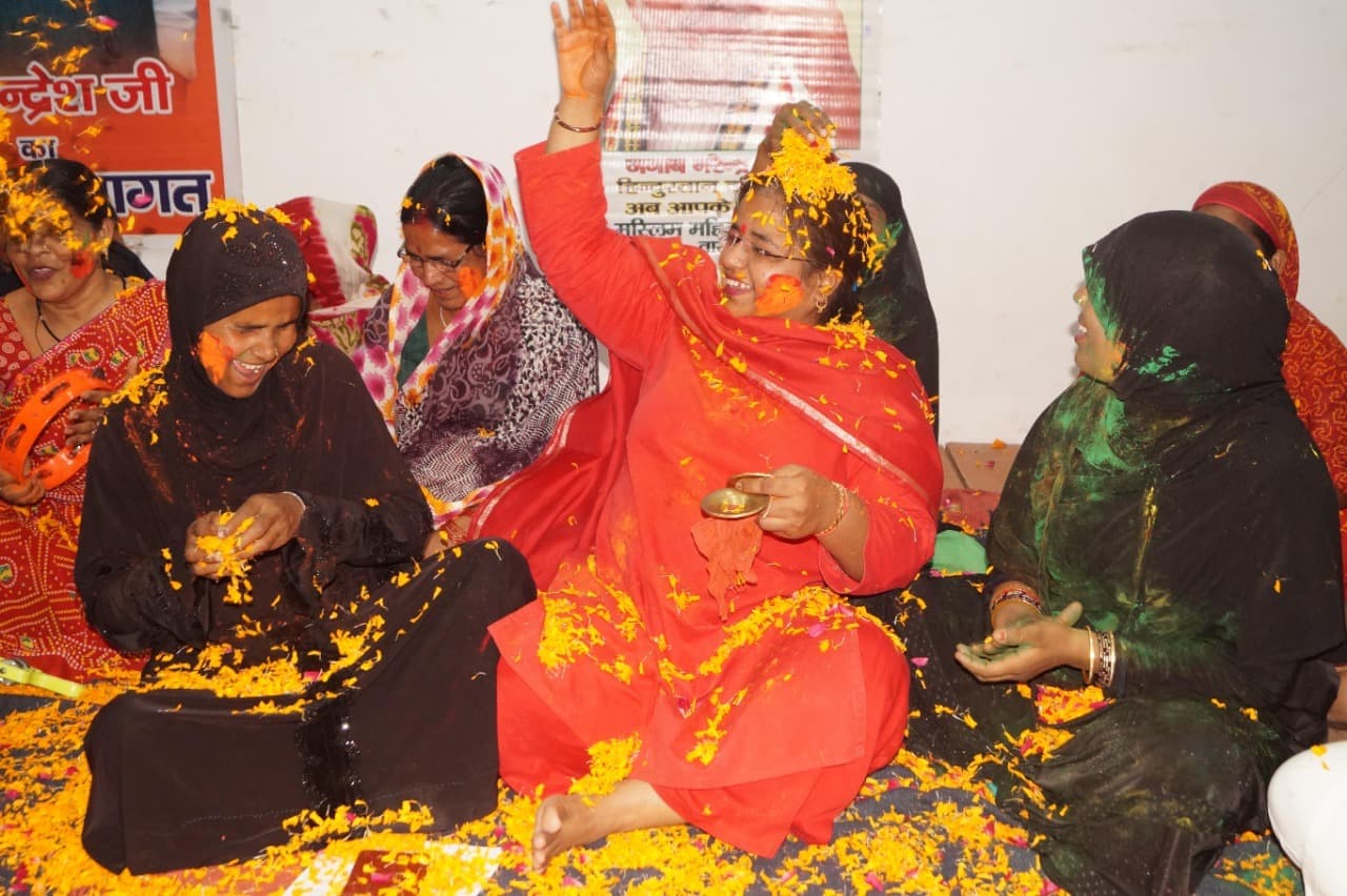 Holi 2022: काशी में मुस्लिम महिलाओं ने खेली होली, मोहब्बत का गुलाल उड़ाकर दिया भाईचारे का संदेश