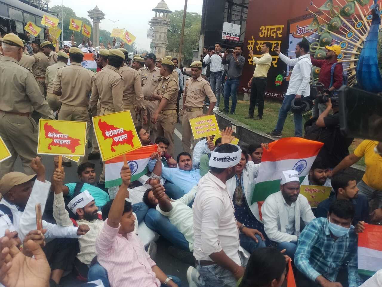 UP News: बेरोजगार होम्योपैथी फार्मासिस्ट पहुंचे मुख्यमंत्री आवास, पुलिस ने रोका, हिरासत में लिया