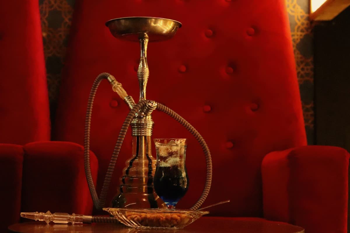 Hookah Ban : कर्नाटक में हुक्का बैन, युवा अब बार में नहीं कर पाएंगे धुआं-धुआं, जानिए कैसे बना स्टेटस सिंबल