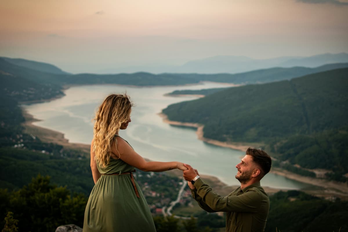 Propose Day: अपने पार्टनर को करना चाहते हैं प्रपोज? इस तरह कहें अपने दिल की बात