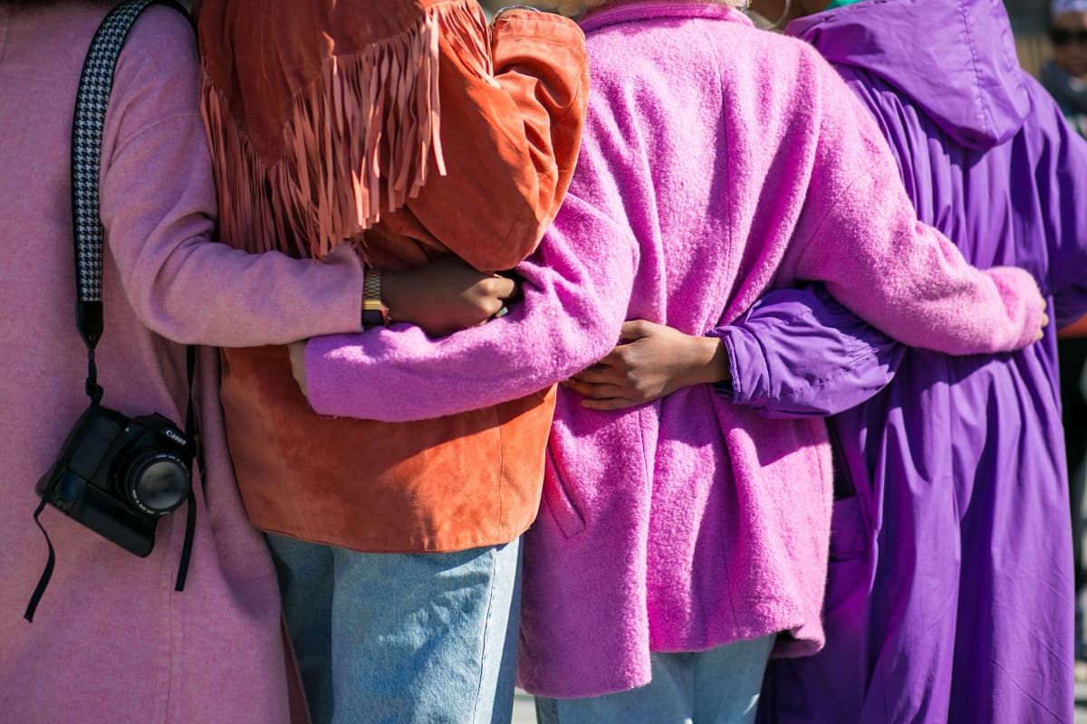 Hug Day Special: अपने पसंदीदा इंसान को गले लगाने के हैं कई फायदे, यहां जाने