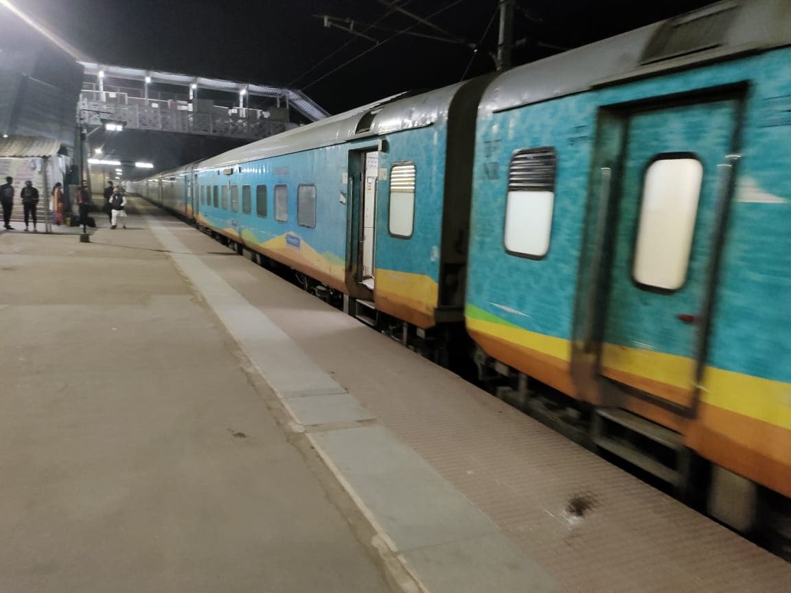 हमसफर एक्सप्रेस में एसी कोच नहीं लगाने से भड़के यात्री, मधुपुर स्टेशन से ढाई घंटे देर से चली ट्रेन