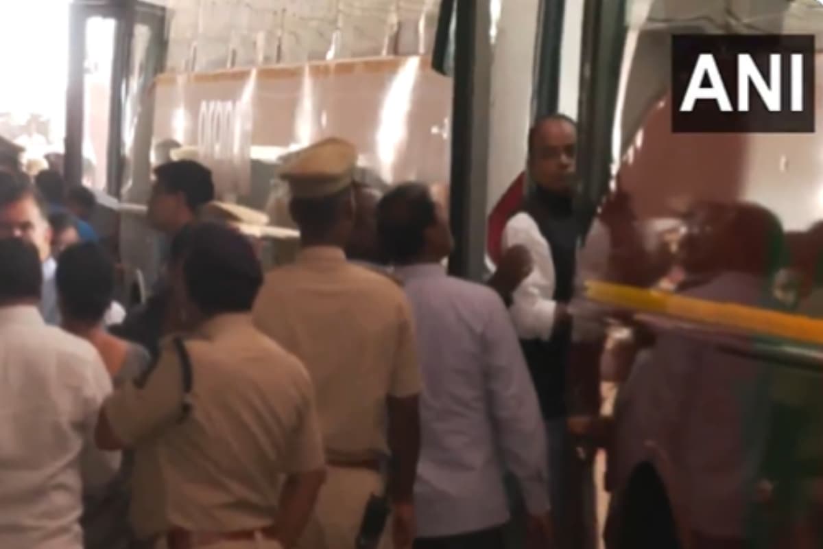 झारखंड: चंपई सोरेन के शपथ लेने के बाद हैदराबाद शिफ्ट हुए गठबंधन के 43 नेता, एक फरवरी को रद्द हो गयी थी उड़ान