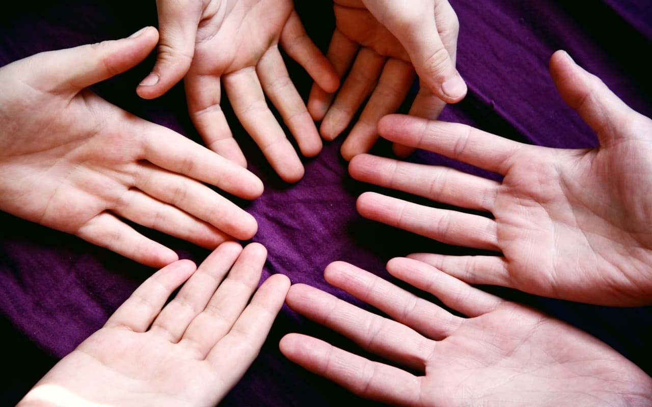 Palm Shape Personality Traits: अपनी हथेली के आकार से जानें अपने व्यक्तित्व के गहरे राज