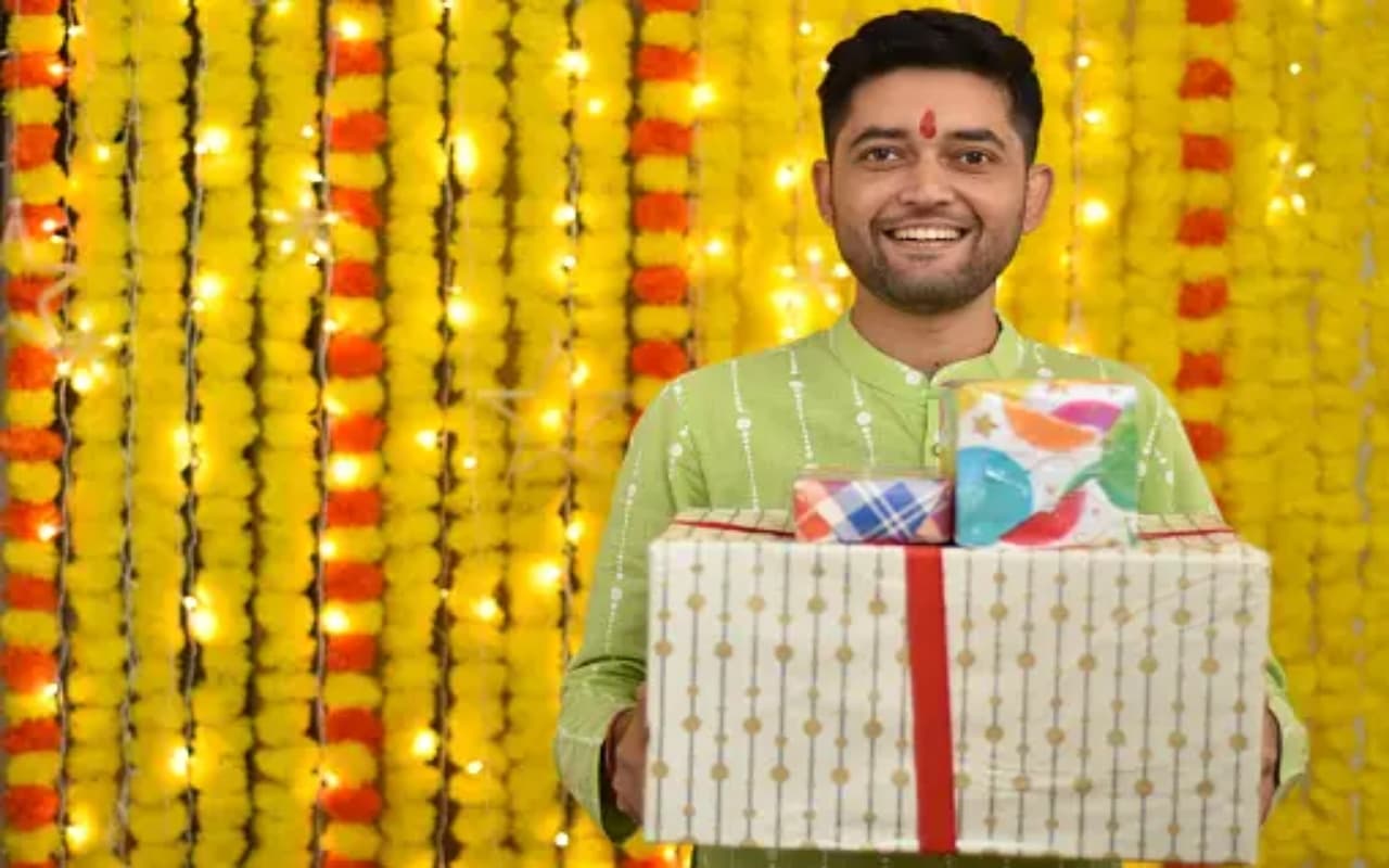 Wedding Gift idea: नहीं समझ आ रहा शादी में क्या दें उपहार? हम आपके लिए लाए हैं 6 चीप एंड बेस्ट गिफ्ट आइडियाज
