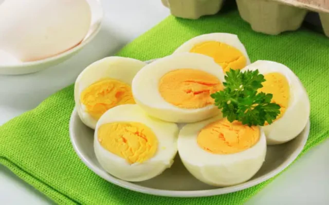 उबले अंडे या ऑमलेट, जानिए कौन है ज्यादा हेल्दी