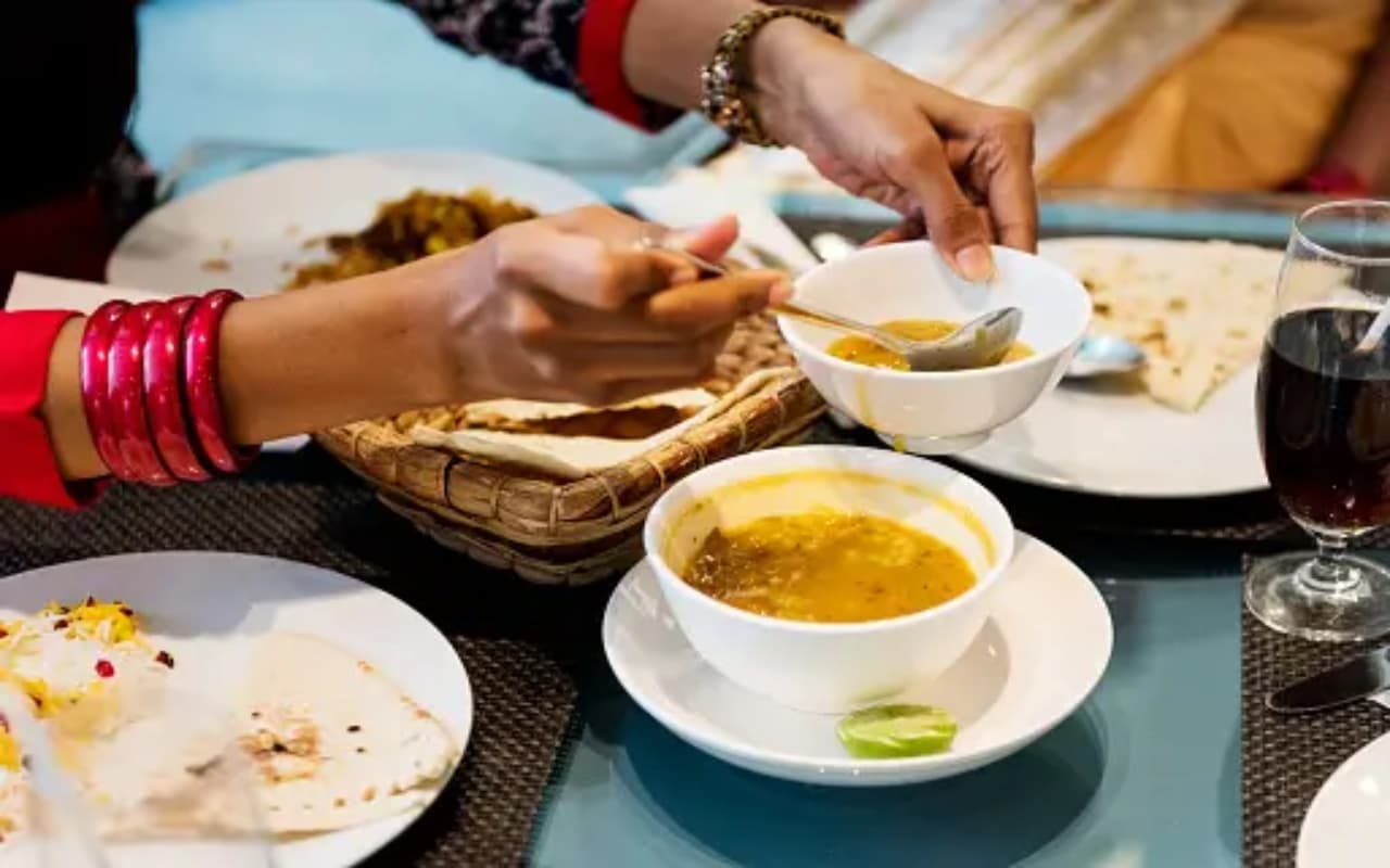 खाना खाते समय इन बातों को कभी न करें नजरअंदाज, वरना भुगतना पड़ेगा दुष्परिणाम