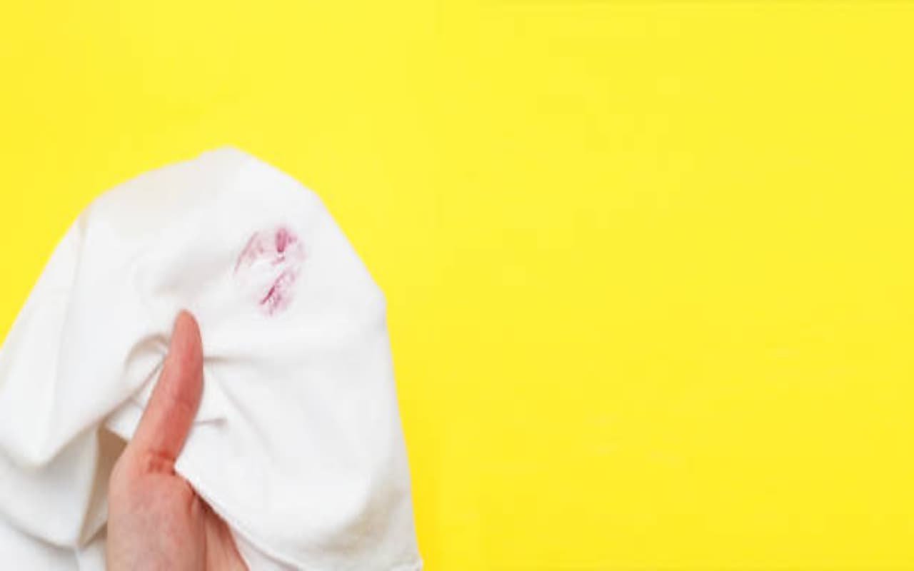 कपड़ों पर लग जाए लिपस्टिक के जिद्दी दाग तो आजमाएं ये घरेलू नुस्खें,  'दाग' हो जाएंगे साफ