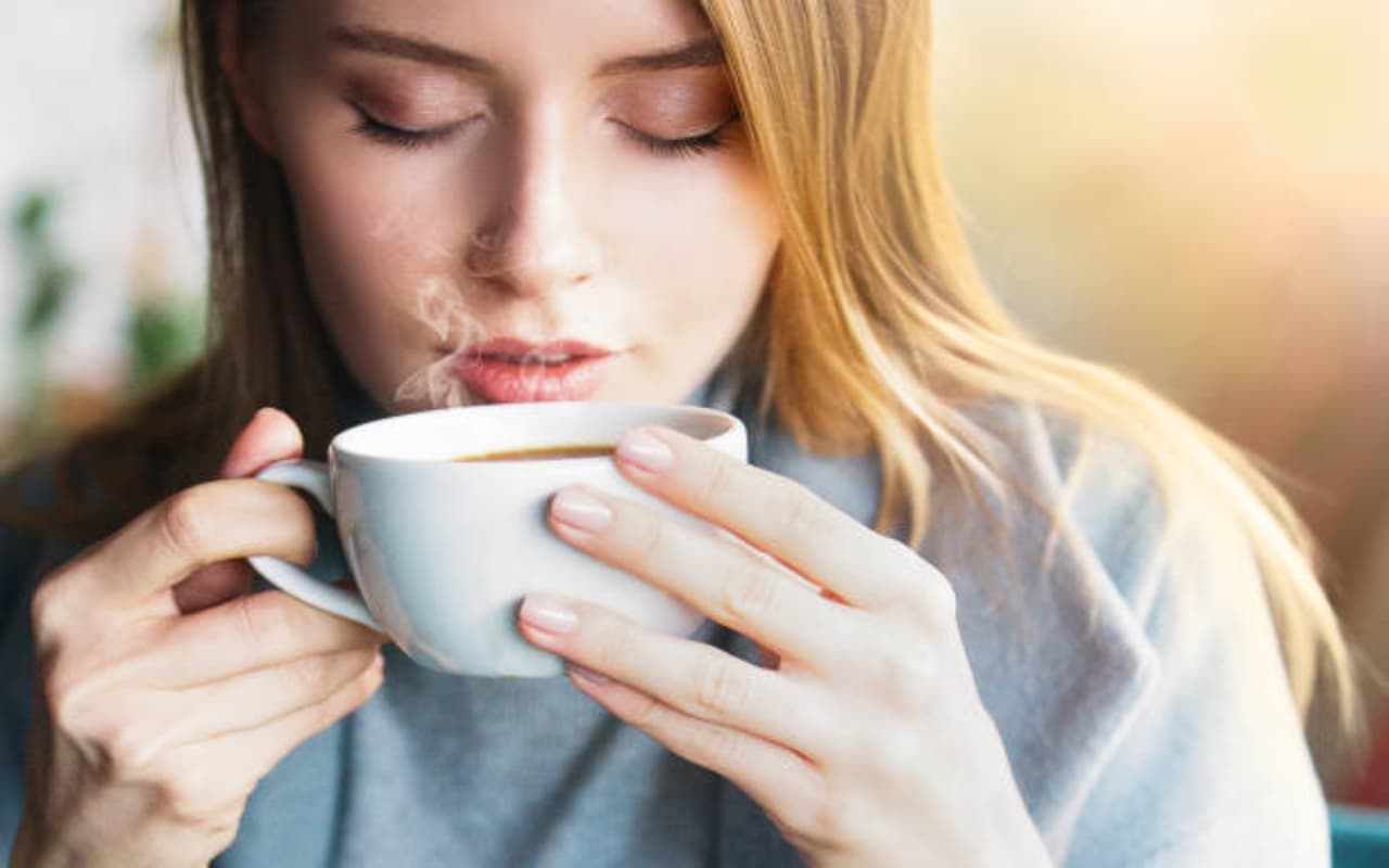 चाय की चुस्की से सर्दी में चमकाइए चेहरा, इन मसालों से बढ़ाएं ब्यूटी मैजिक