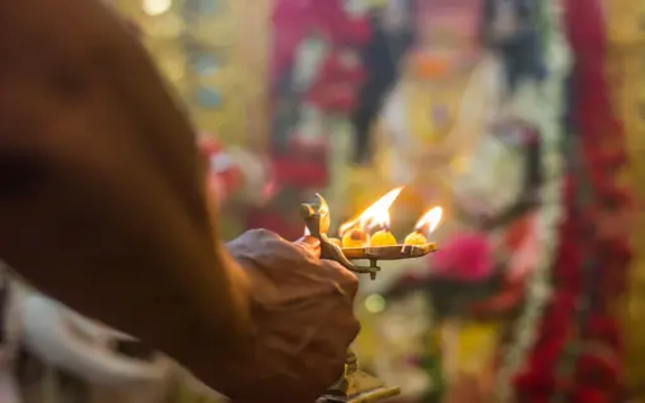 सुबह की बजाय दोपहर में पूजा करने की है आदत? अभी बदल दें इसे, वरना भुगतना पड़ेगा ये नतीजा...