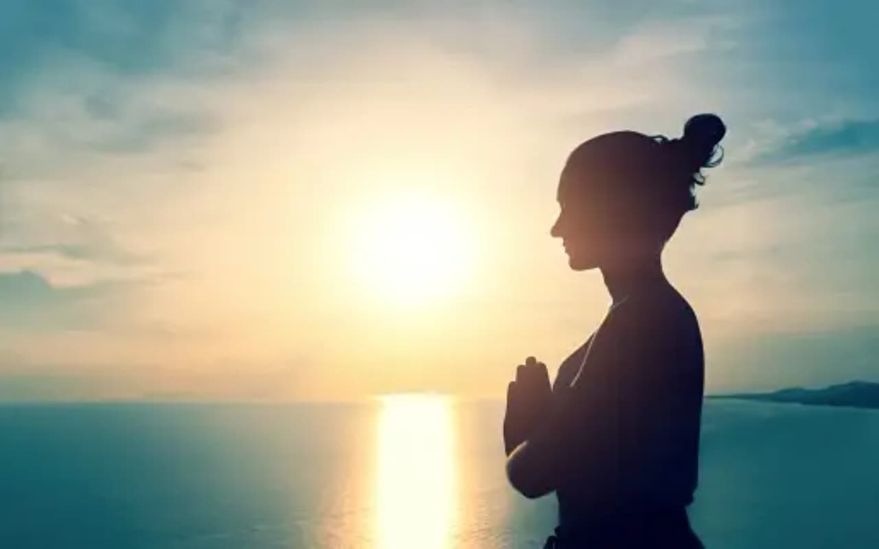 How to Become a Spiritual Person: अगर आपको भी बनना है एक आध्यात्मिक व्यक्ति, तो जरूर फॉलो करें ये टिप्स
