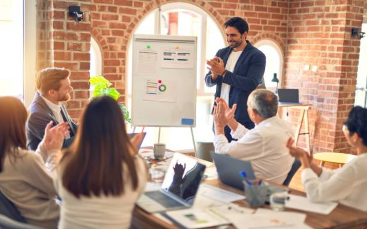 How to Gain Respect: लोग नहीं करते आपकी इज्जत, तो आजमाएं ये तरीके, तुरंत मिलेगा सम्मान