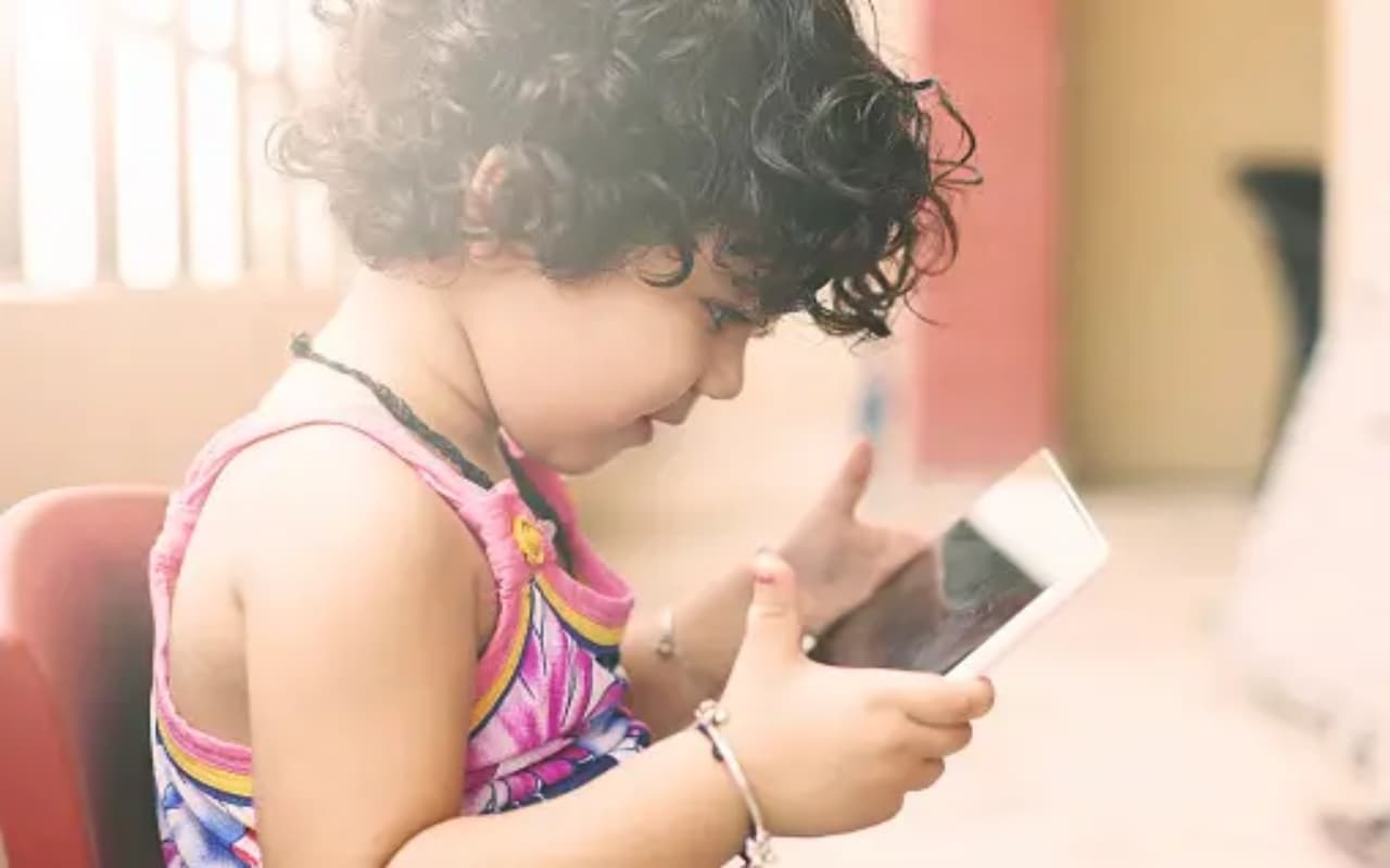 हर समय बच्चे के हाथ मोबाइल से हैं परेशान , लत छुड़ाने के लिए आजमाएं उपाय