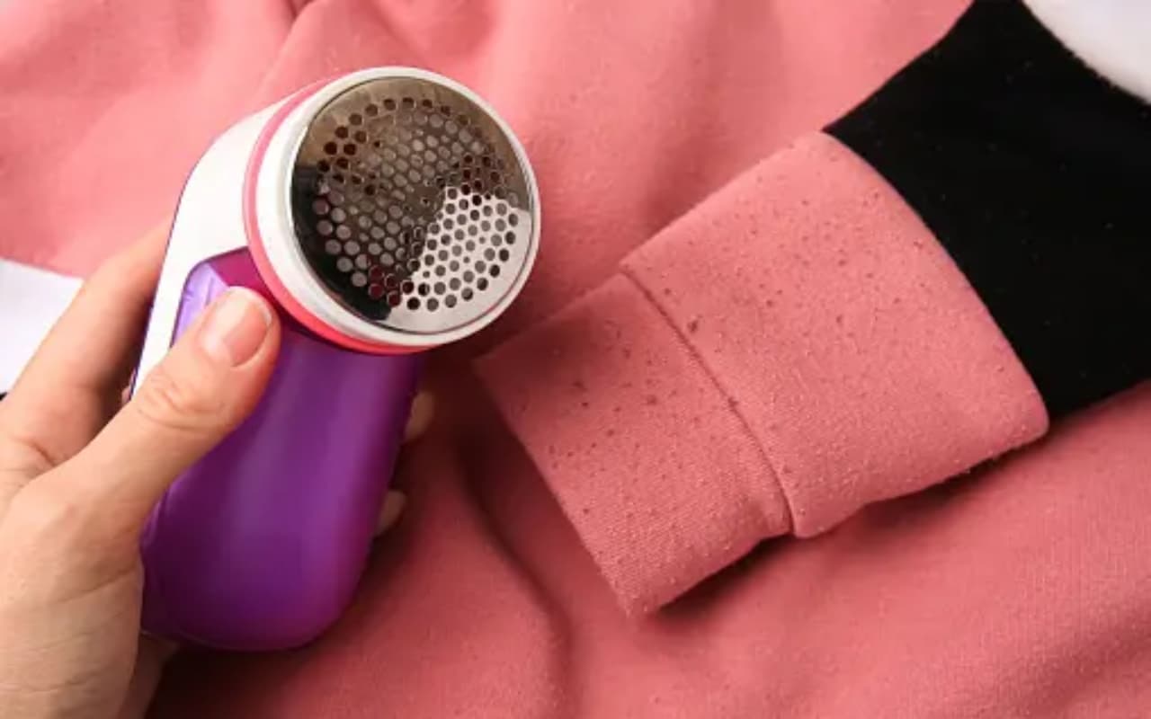 Tips and Tricks: ऊनी कपड़ों से नहीं हट रहे रोएं, तो आजमाएं ये टिप्स और 'रोएं' को कहें बाय-बाय