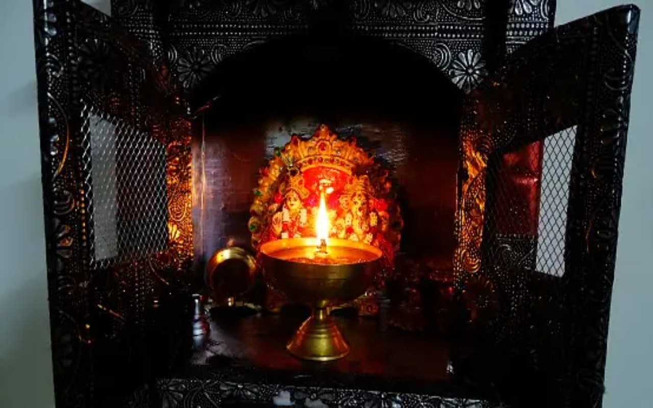 Puja Room Tips: अगर परिवार में बढ़ानी है बरकत, तो घर के मंदिर में इन नियमों का जरूर करें पालन