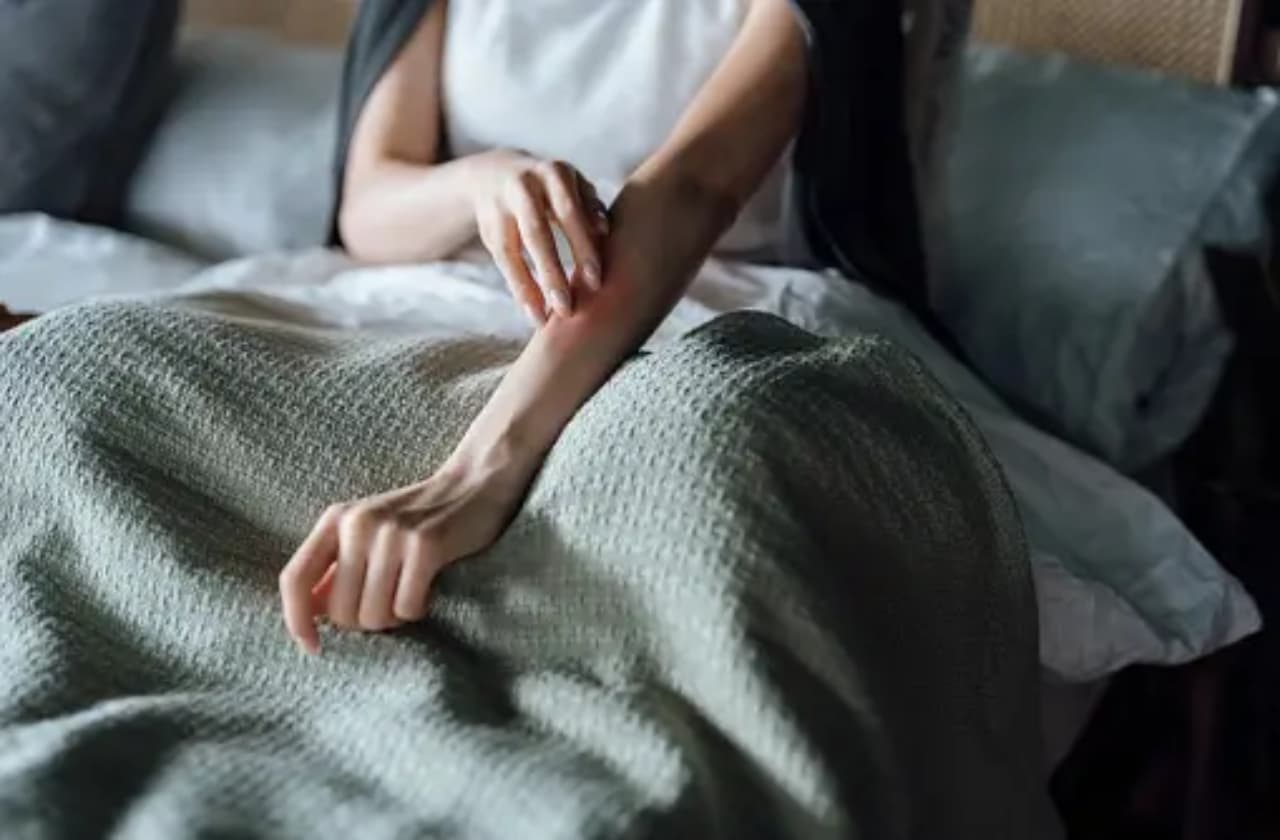 आपको भी ऊनी कपड़े पहनने से होती है खुजली की समस्या, तो करें ये उपाय