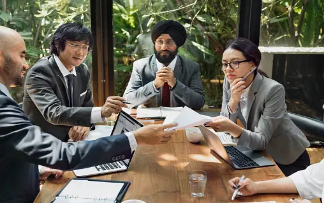 क्या आप भी ऑफिस मीटिंग में नहीं रख पाते अपनी बात? ऐसे करें खुद को डेवलप