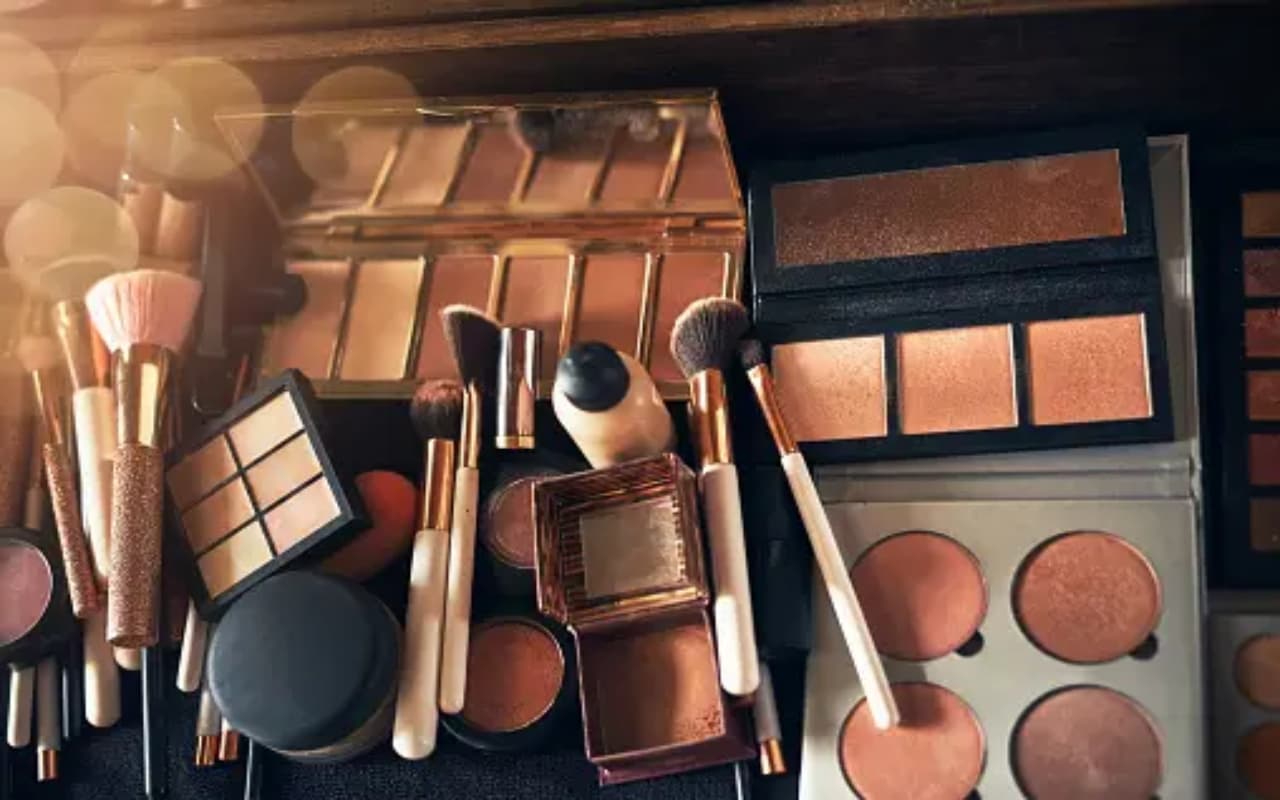 Makeup kit: शादी सीजन के लिए इन 10 प्रोडक्ट से तैयार करें मेकअप किट, हमेशा रहेंगी पार्टी रेडी