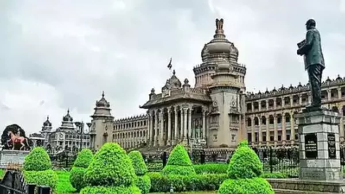 कर्नाटक में कांग्रेस सरकार को बड़ा झटका, विधान परिषद में गिरा Temple Tax Bill