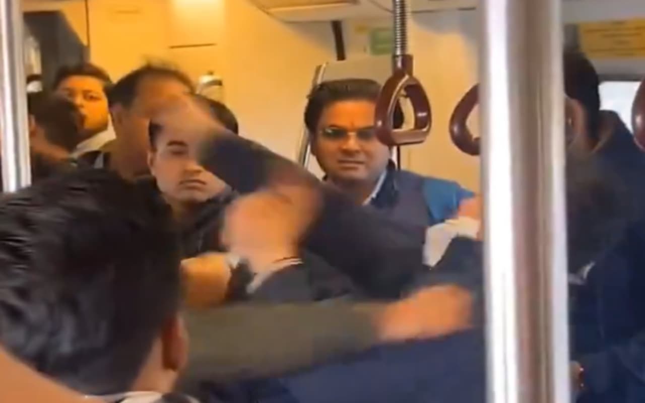 Viral Video: दिल्ली मेट्रो के अंदर भिड़े 'दो मुक्केबाज', लोगों ने देखा तो कहा- 'ओलिंपिक्स भेजो'