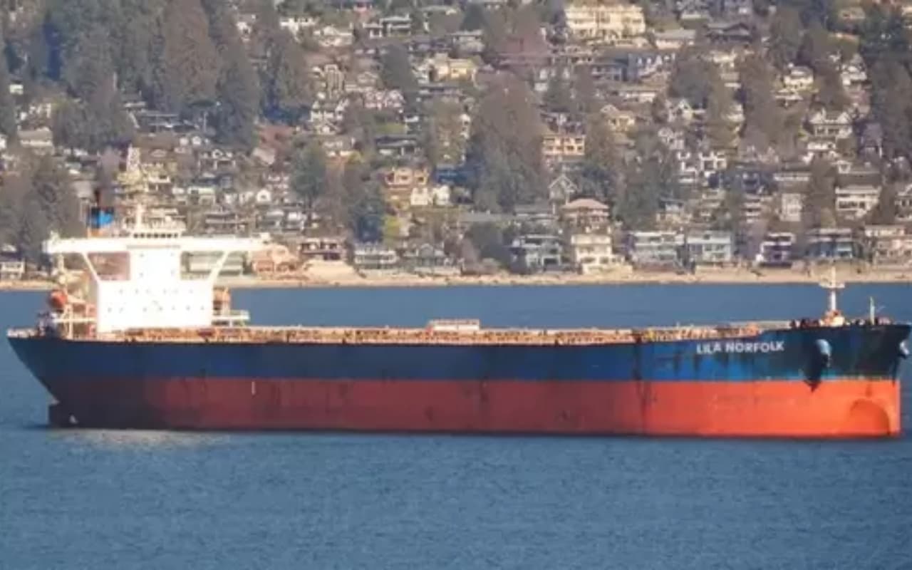 सोमालिया तट पर जहाज का अपहरण, चालक दल में 15 भारतीय शामिल, नौसेना ने उठाया बड़ा कदम, जानें क्या