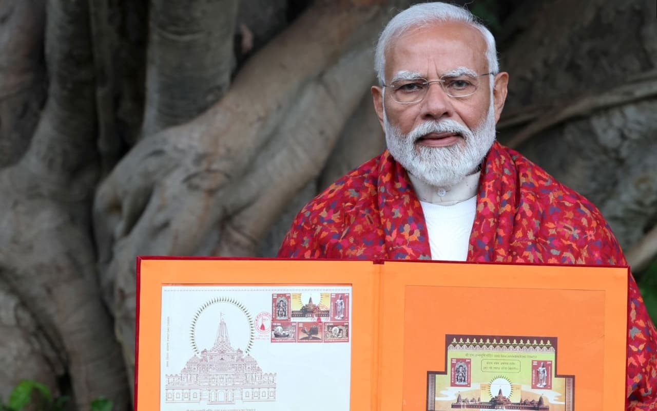 VIDEO: राम मंदिर का डाक टिकट जारी, किताब में हनुमान-मां शबरी समेत इनके टिकट भी है शामिल