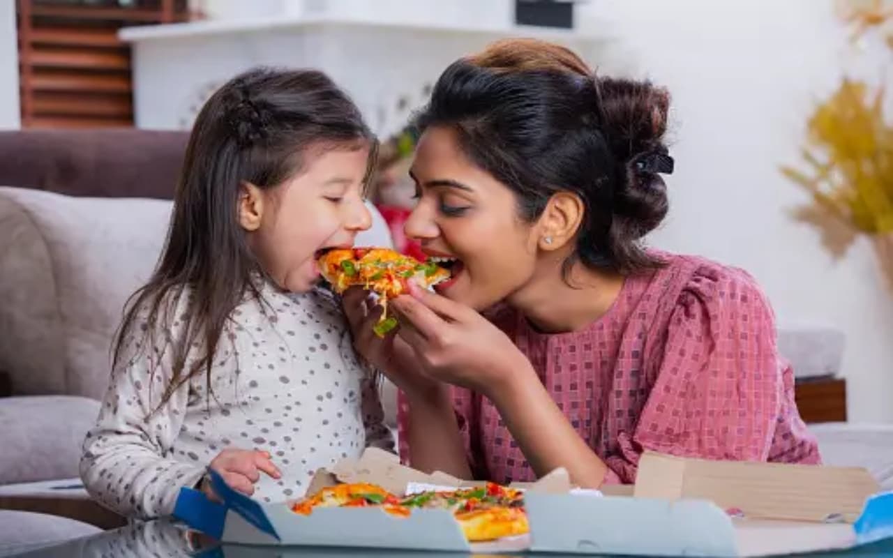 छोटे बच्चों को ये 6 चीजें खिलाने की कभी न करें गलती, परिणाम हो सकता है बुरा