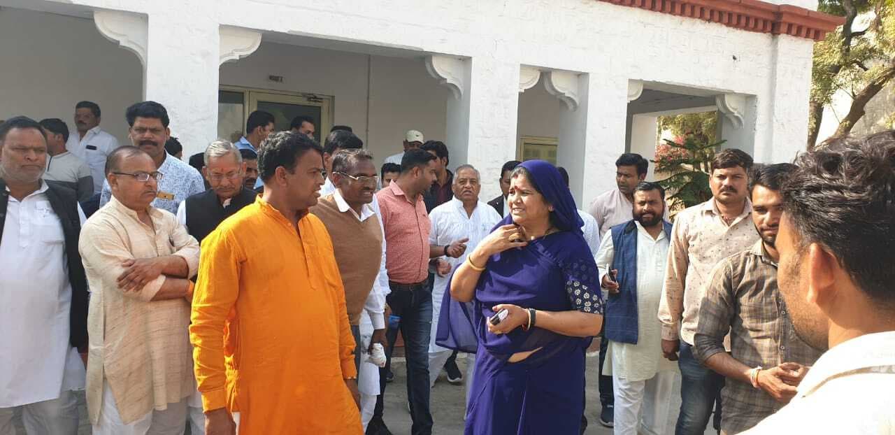 MP राजनीति में नया ट्विस्ट : इस्तीफे की बात 'सुनकर' बोल रहे सिंधिया गुट के विधायक, वीडियो वायरल