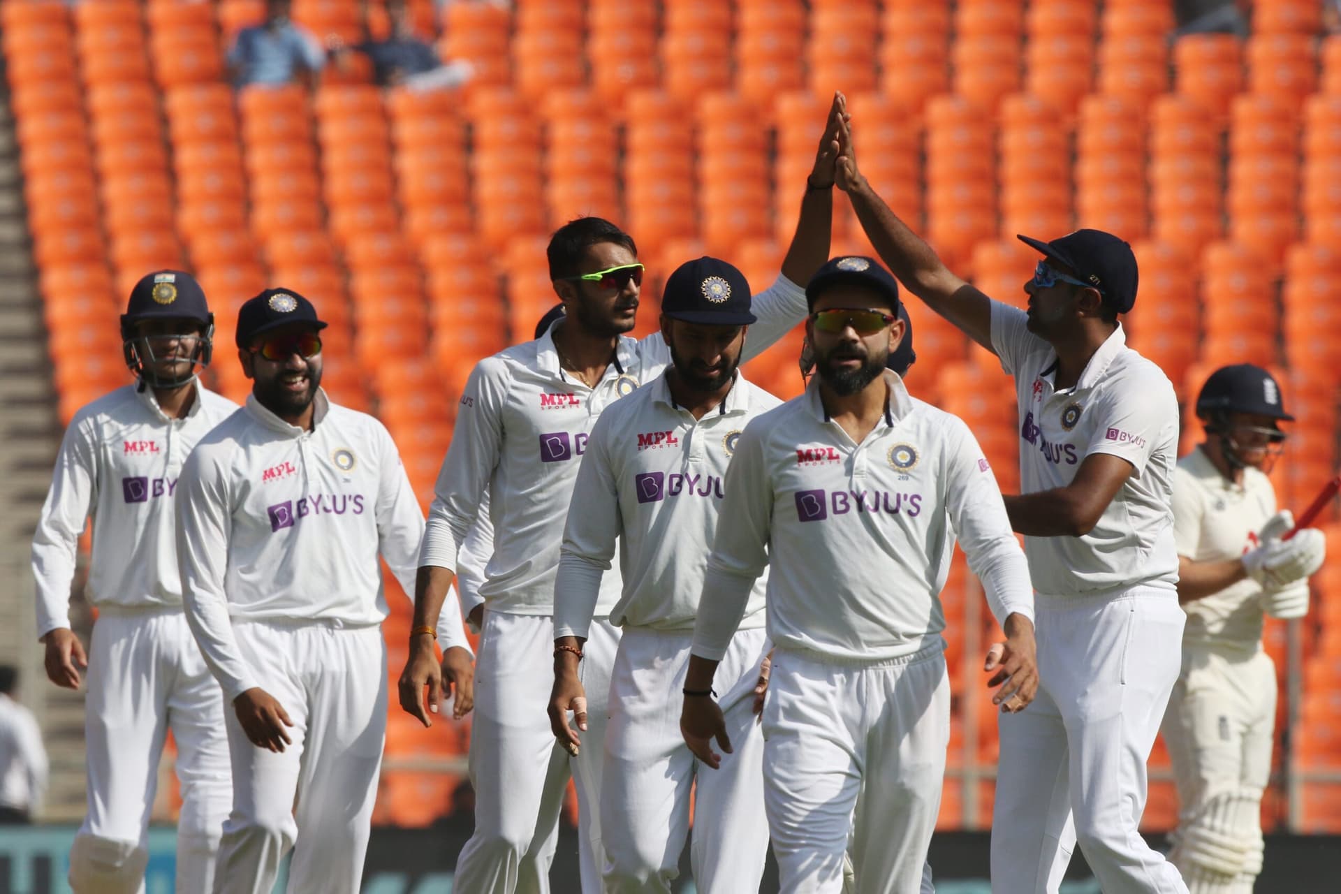 IND vs ENG 4th Test: मैच के दौरान कप्तान कोहली और स्टोक्स के बीच हुई तीखी बहस, बीच-बचाव के लिए आए अंपायर, देखें VIDEO