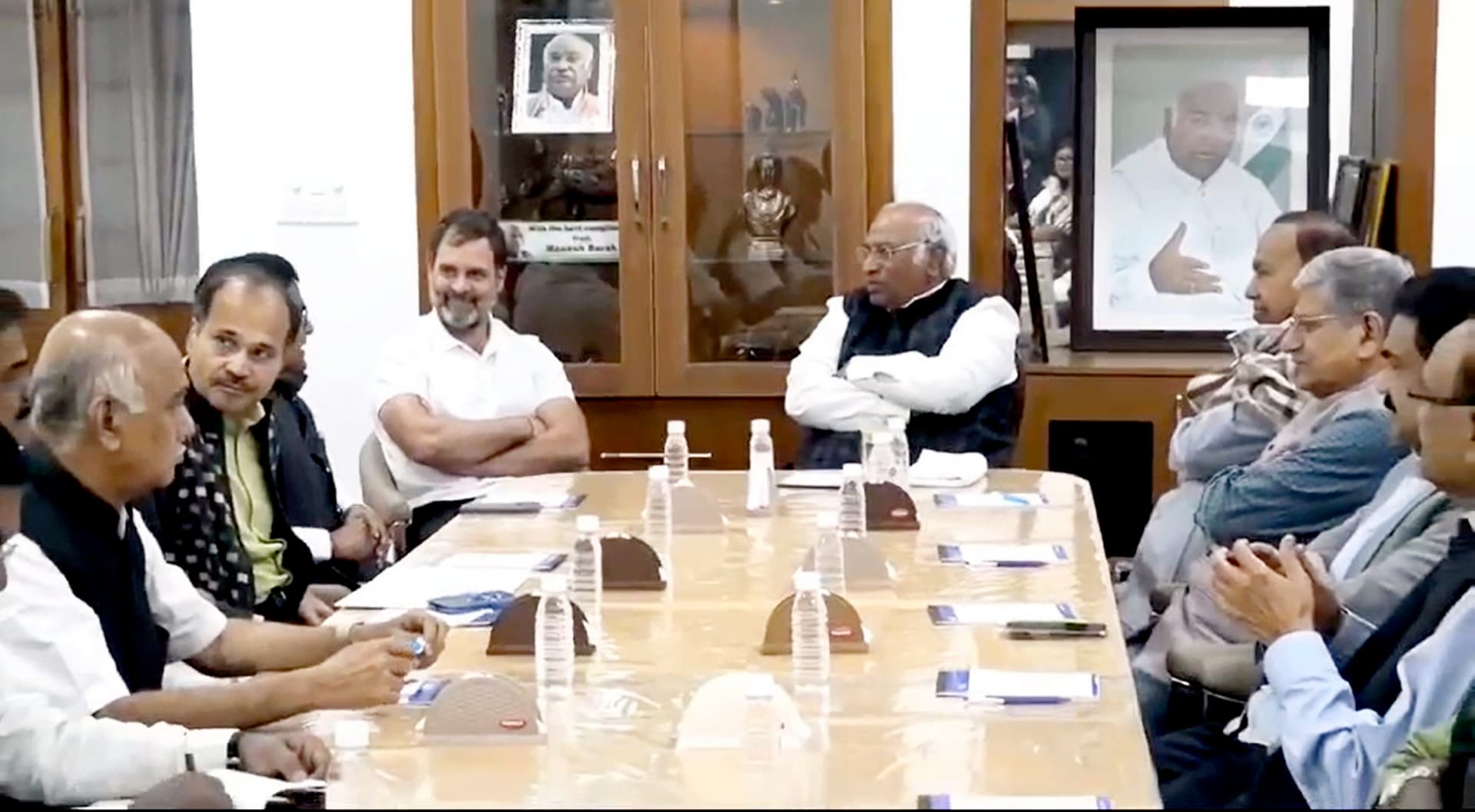 I.N.D.I.A. Meeting: तीन राज्यों में हार के बाद खरगे के आवास पर ‘इंडिया’ की बैठक, दो पार्टियों ने बनाई दूरी