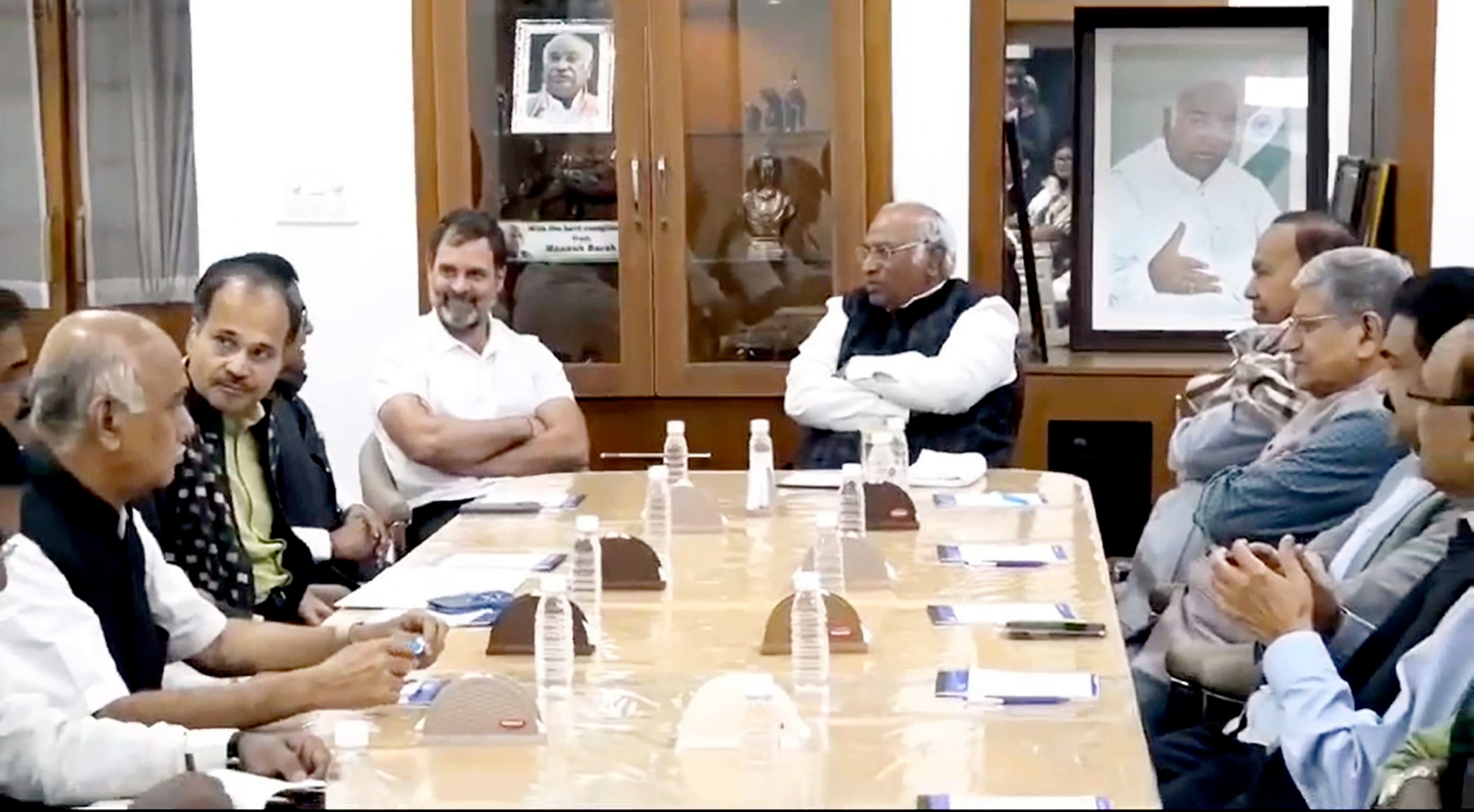 I.N.D.I.A. Meeting: तीन राज्यों में हार के बाद खरगे के आवास पर 'इंडिया' की बैठक, दो पार्टियों ने बनाई दूरी