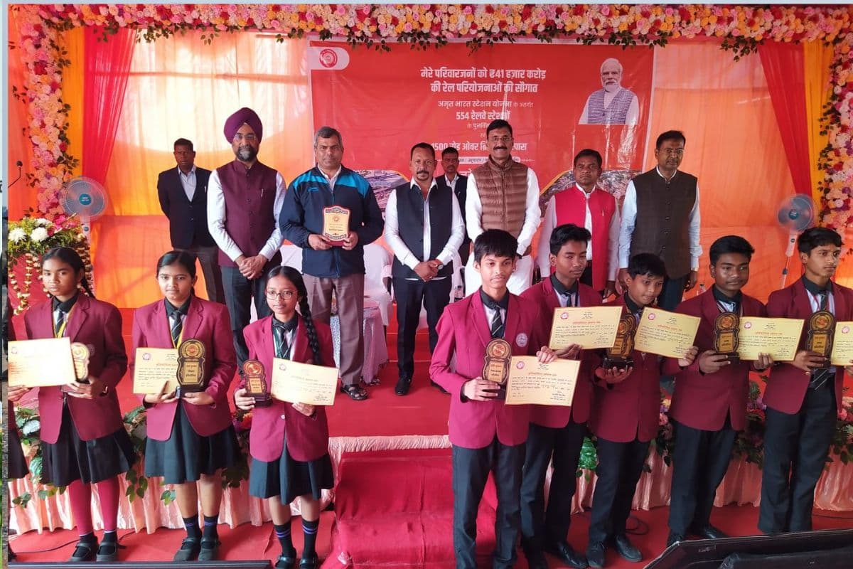 PM Narendra Modi ने रेलवे स्टेशनों के पुनर्विकास को लेकर किया शिलान्यास, झारखंड के मंत्री दीपक बिरुआ ने की प्रशंसा