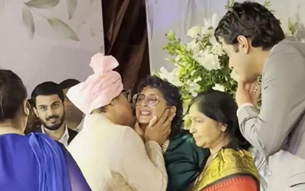 Ira और नुपुर शिखारे की शादी में आमिर खान ने  किरण राव को किया KISS, फैंस बोले- उनका तो तलाक हो…