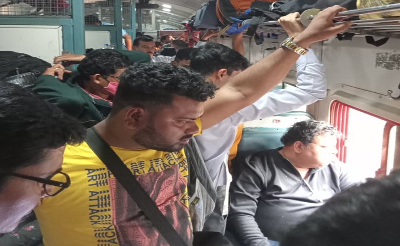 कन्फर्म टिकट के बावजूद यात्री को ट्रेन में खड़े होकर करना पड़ा सफर! सोशल मीडिया पर छलका दर्द