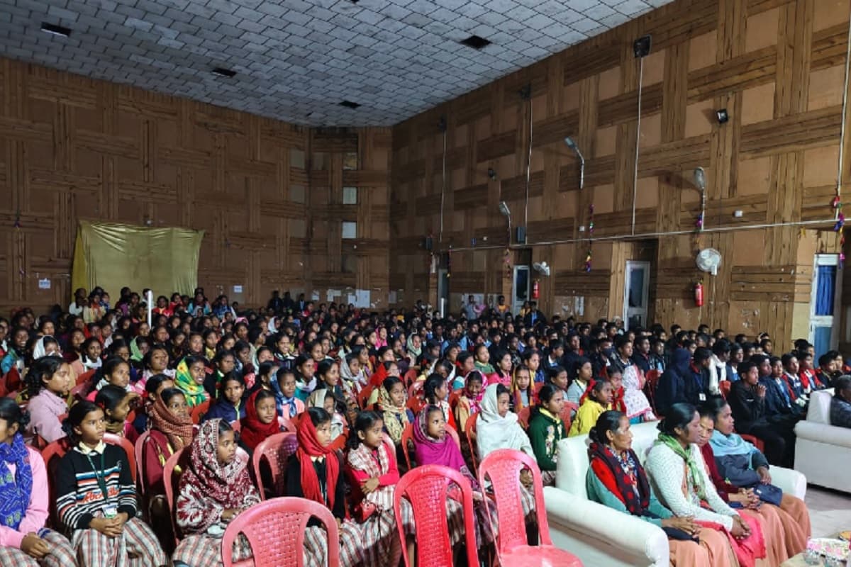 सिमडेगा में जादूगर गोगिया सरकार के शो में उमड़ रही लोगों की भीड़