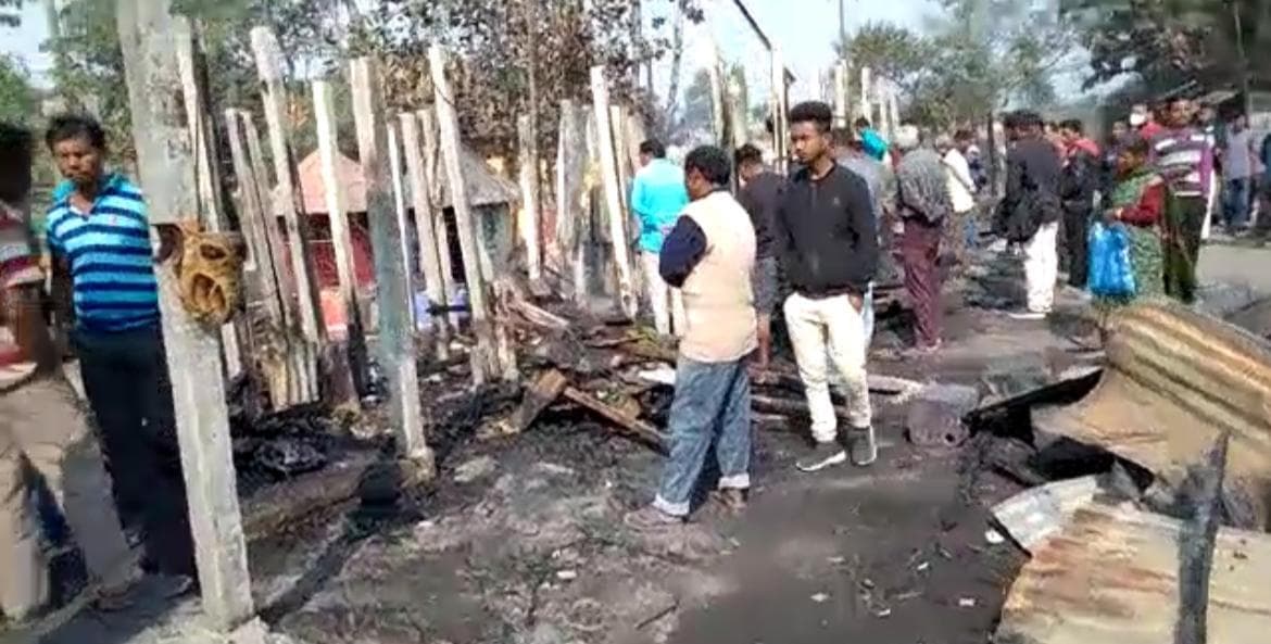 जलपाईगुड़ी : भीषण अग्निकांड में आठ दुकानें जलकर राख, लाखों का नुकसान