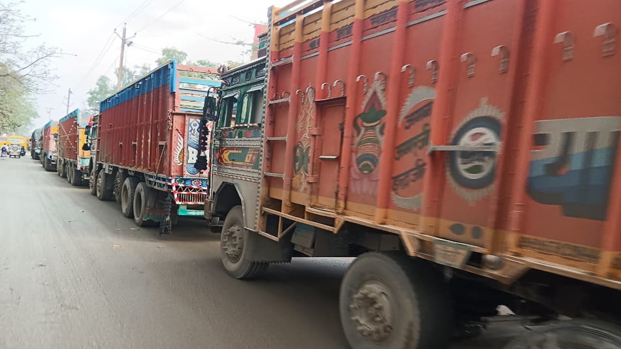 बिहार: बक्सर में लगा महाजाम, वीर कुंवर सिंह सेतु पर दो ट्रेलरों की टक्कर के बाद लगी वाहनों की कतार