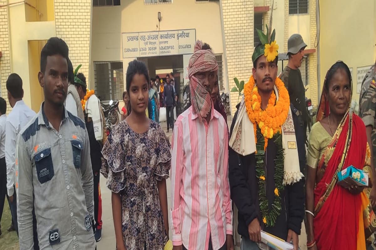 उत्तराखंड सुरंग हादसे से सुरक्षित घर वापसी पर जमशेदर के मजदूरों का हुआ जोरदार स्वागत, परिजनों ने उतारी आरती