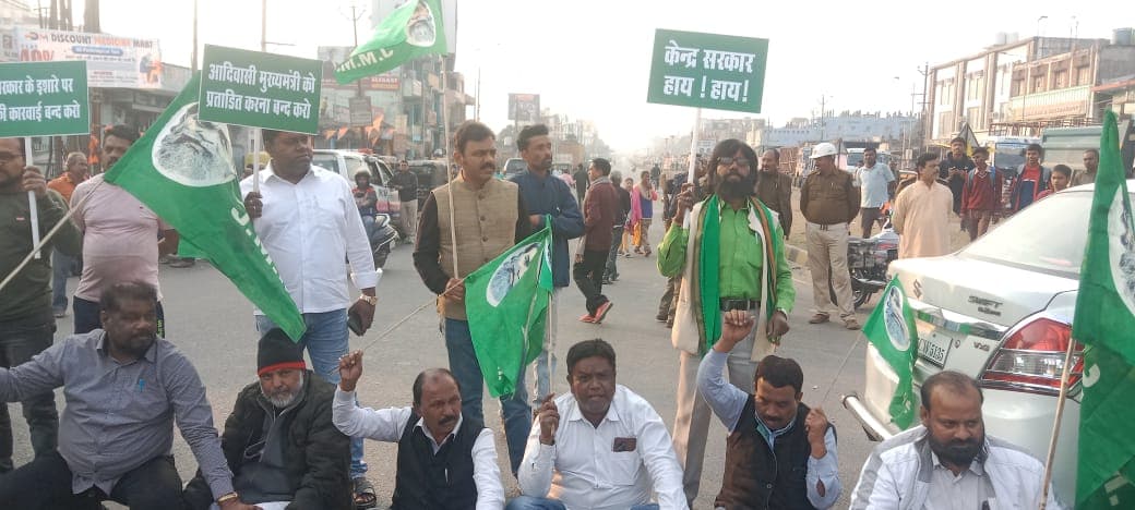 PHOTOS: हेमंत सोरेन के दिल्ली आवास पर ईडी की टीम, जमशेदपुर में झामुमो ने एनएच-33 को किया जाम