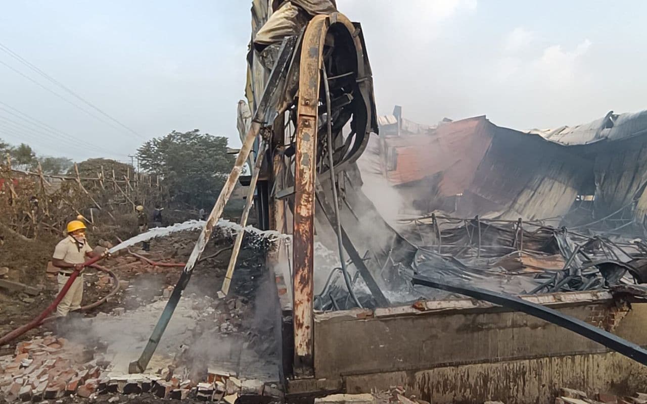 West Bengal: जामुड़िया में जादूडांगा के ड्रीम पॉलीपैक फैक्ट्री में भीषण आग से मची अफरा-तफरी