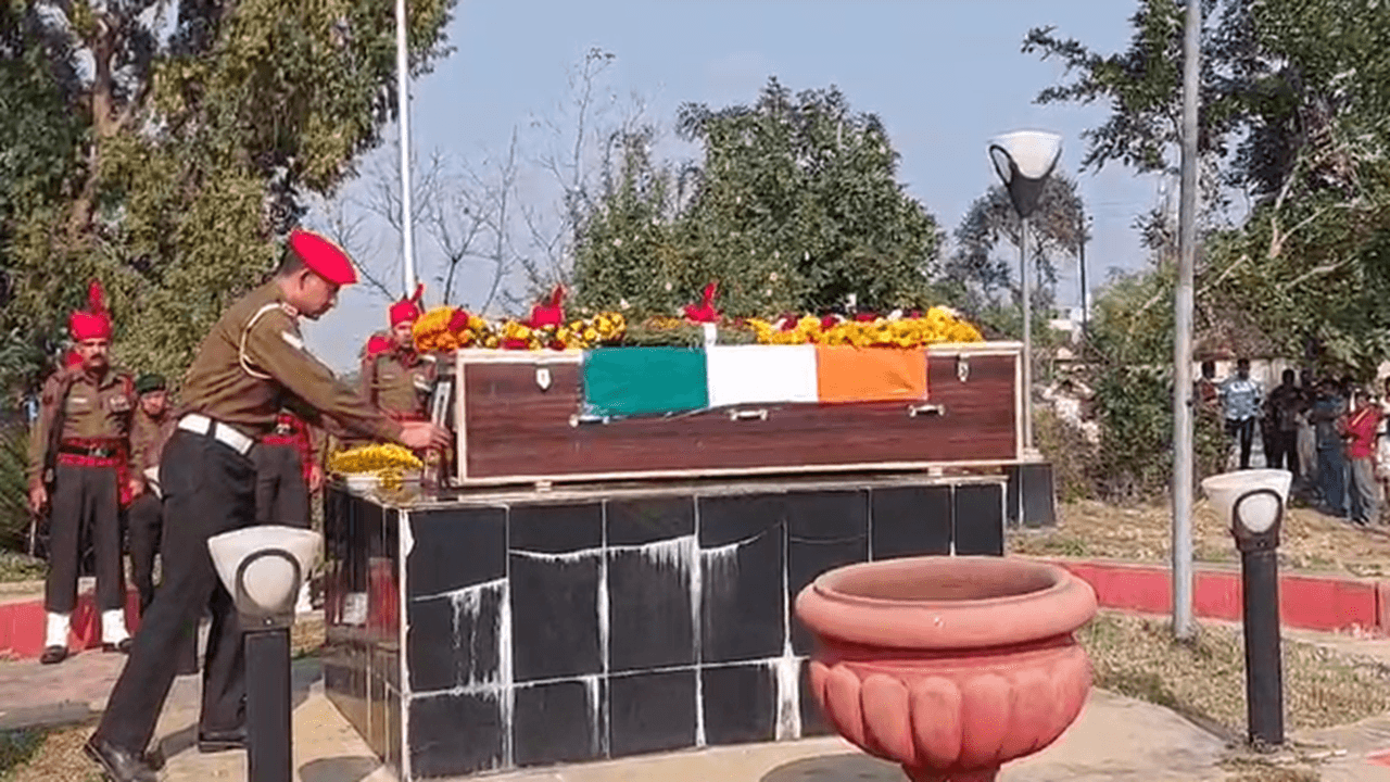 Poonch Attack: शहीद चंदन कुमार का पार्थिव शरीर पहुंचा बिहार, गया एयरपोर्ट पर सेना के अधिकारियों ने दी सलामी