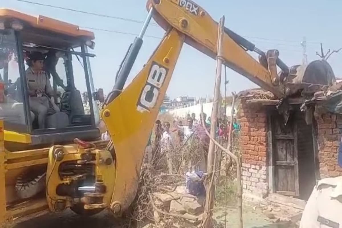 जमशेदपुर: आवंटित भूखंड से अतिक्रमण हटाने पहुंची थी टीम, विरोध के कारण बीच में रोकी गयी कार्रवाई